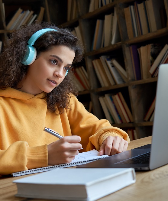 A student attending a virtual class in Oxford online summer school programme
