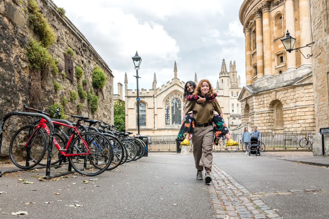 Students exploring the city at an Oxford Scholastica summer school.