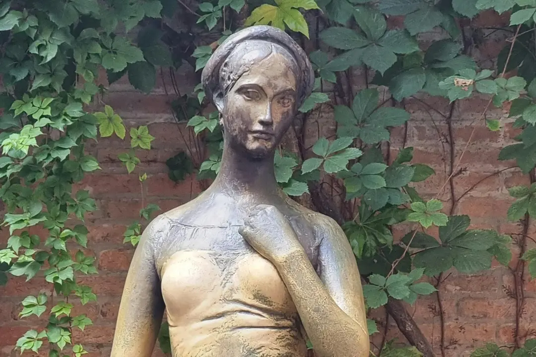 Metal statue of Juliet, inspired by Romeo and Juliet