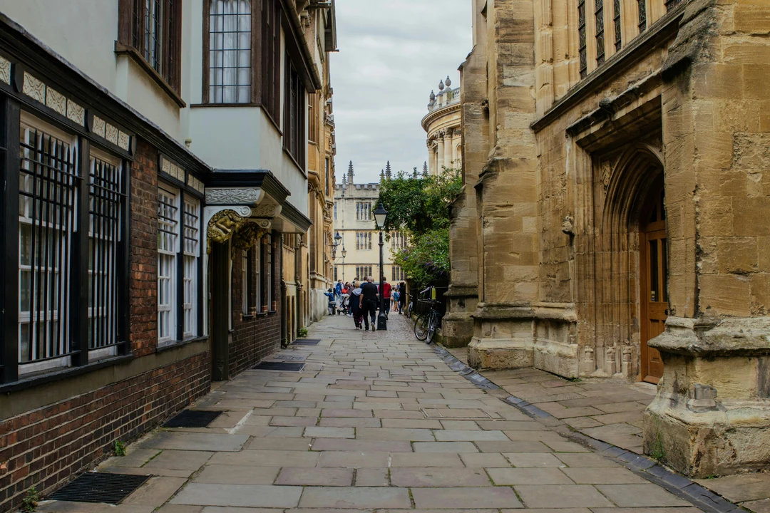 Street-level photo of a cobblestoned street in Oxford