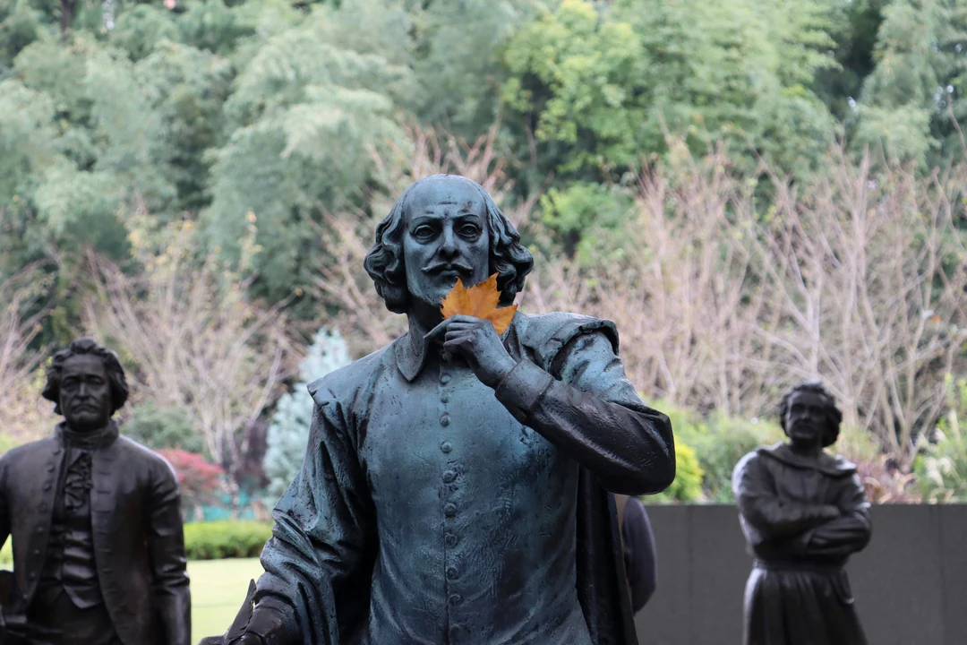 Statue of William Shakespeare, holding a leaf